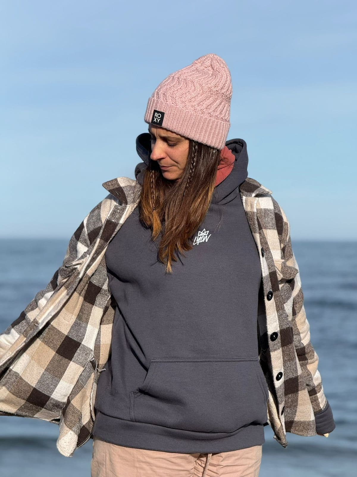 Persona usando prendas LYON frente al mar