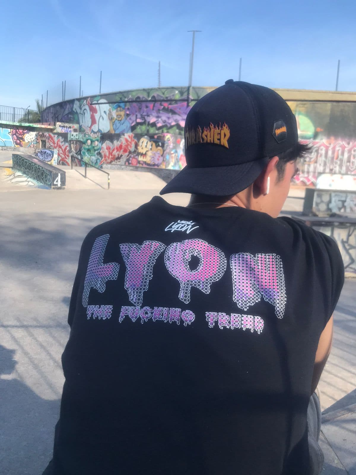 Persona usando una remera LYON en skatepark